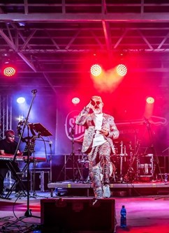 320-b4b786fecf10476ab30b7082be31e429