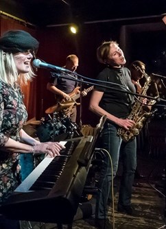 320-e26a646540654558879e82d1048c5c38