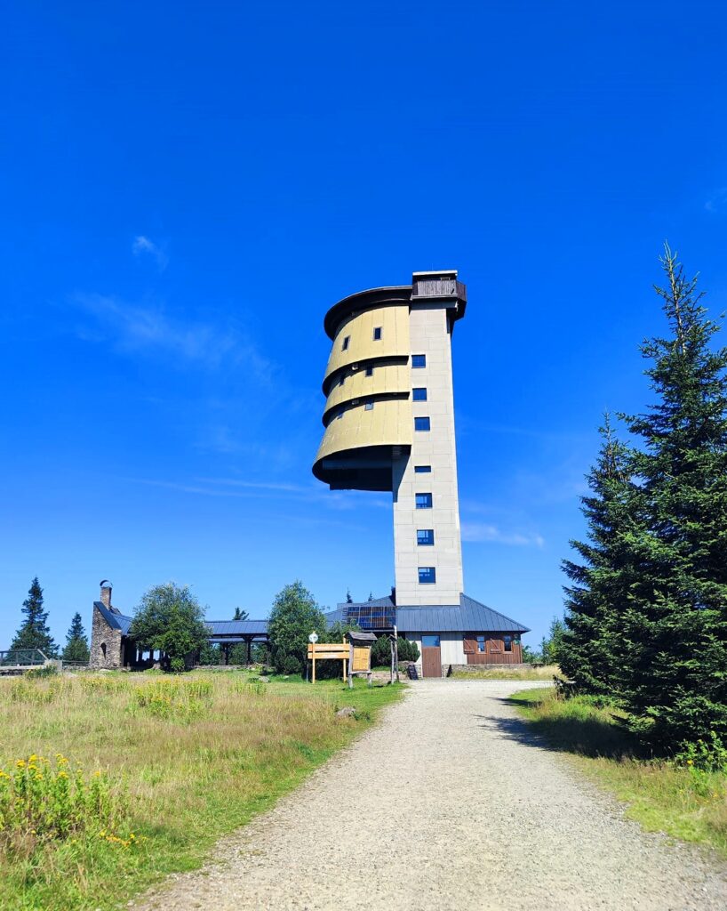Rozhledna Poledník – ikonická věž Šumavy s výhledy až k Alpám