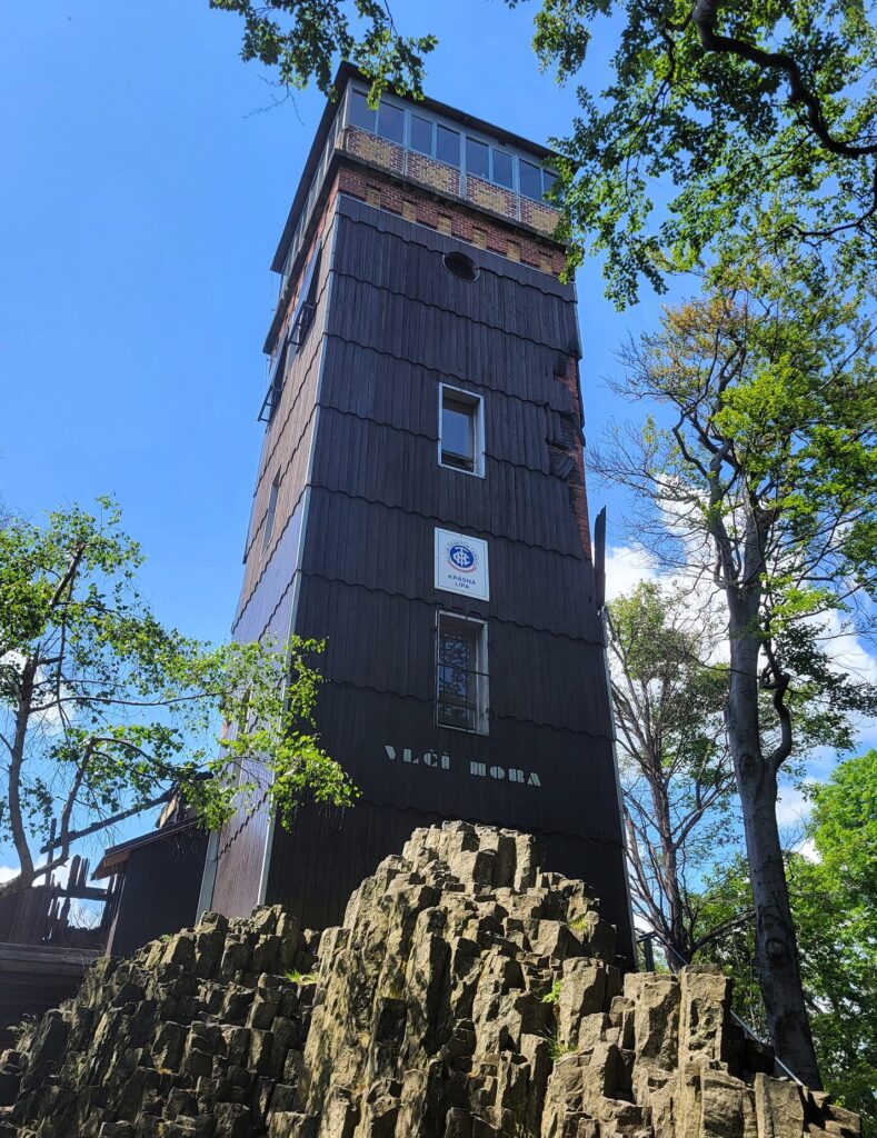 Rozhledna Vlčí hora – romantická dominanta Českého Švýcarska s výhledem do čtyř pohoří