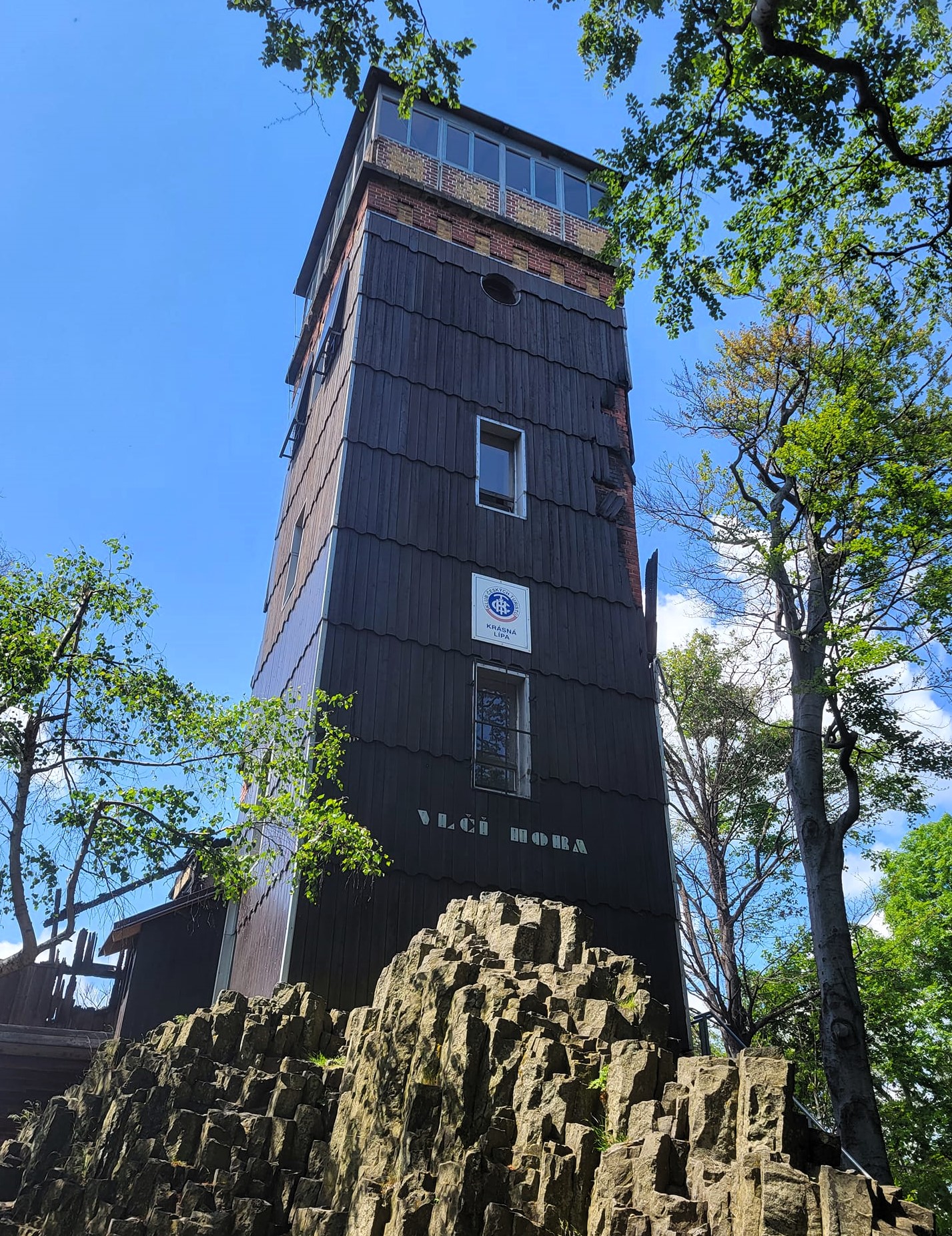 Rozhledna Vlčí hora – romantická dominanta Českého Švýcarska s výhledem do čtyř pohoří