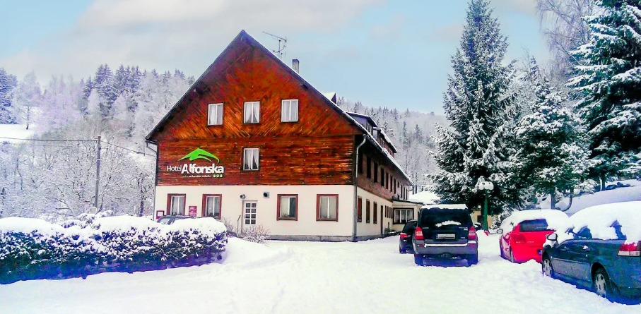 Užijte si pohodovou dovolenou v Krkonoších. Hotel Alfonska na Benecku nabízí polopenzi, all inclusive nápoje k večeři, pobyty na 3 až 8 dní, skiareál pár kroků od hotelu a nádherné výhledy.