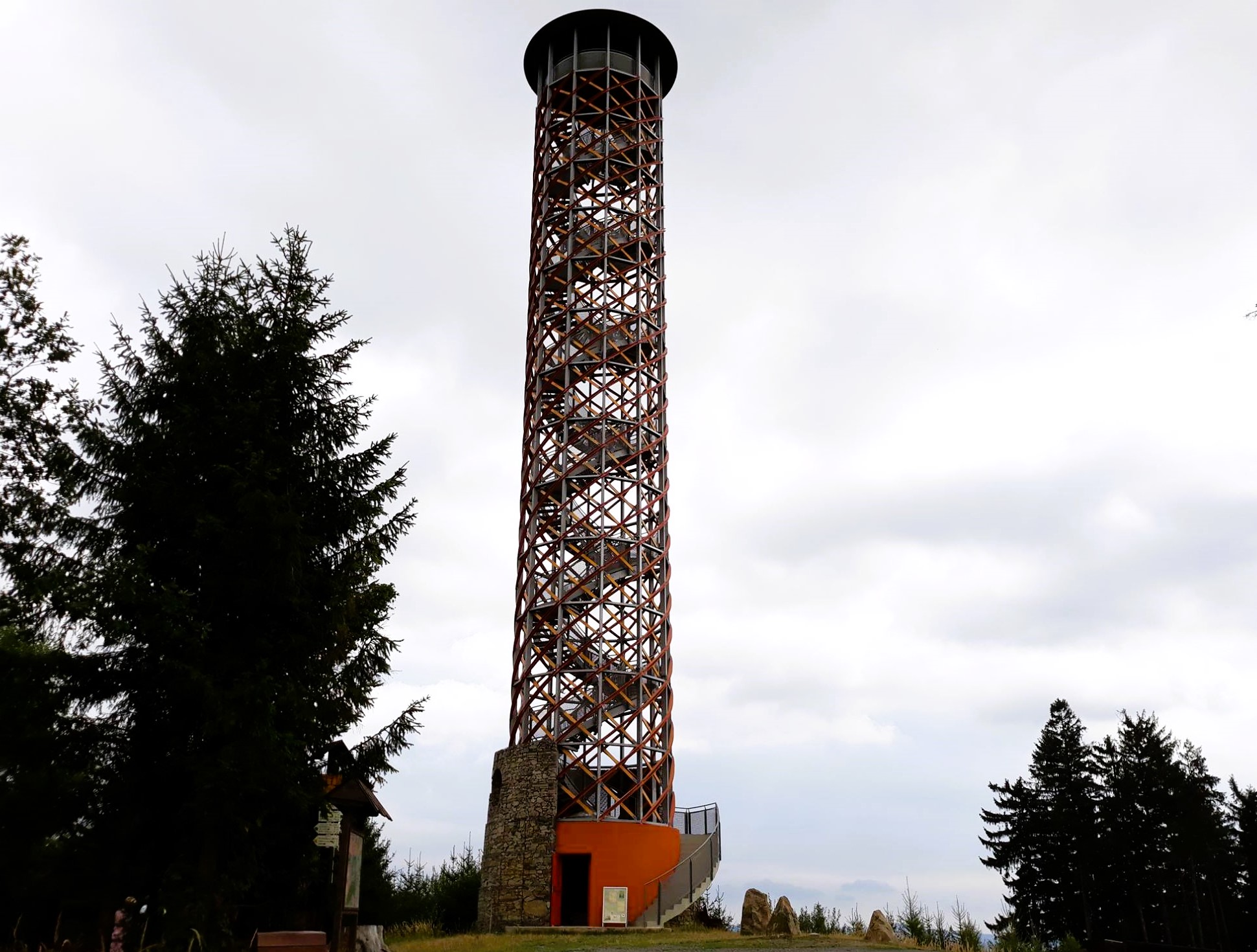 Rozhledna Vartovna – „valašská Eiffelovka“ s panoramaty Beskyd i slovenských hor