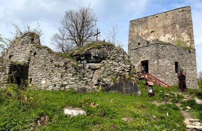 Zřícenina Vítkův Hrádek – nejvýše položený hrad v Čechách s dechberoucím výhledem na Lipno