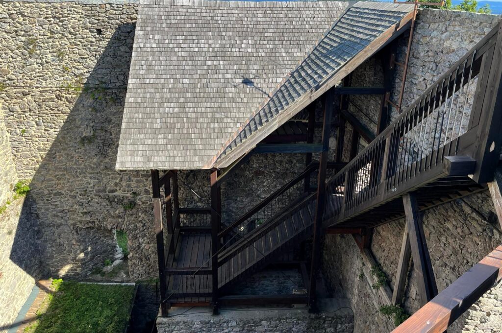 Zřícenina Vítkův Hrádek – nejvýše položený hrad v Čechách s dechberoucím výhledem na Lipno