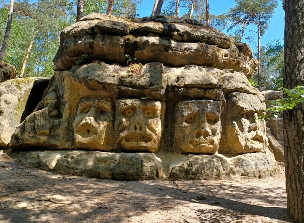 Čertovy hlavy – monumentální skalní reliéfy na Kokořínsku