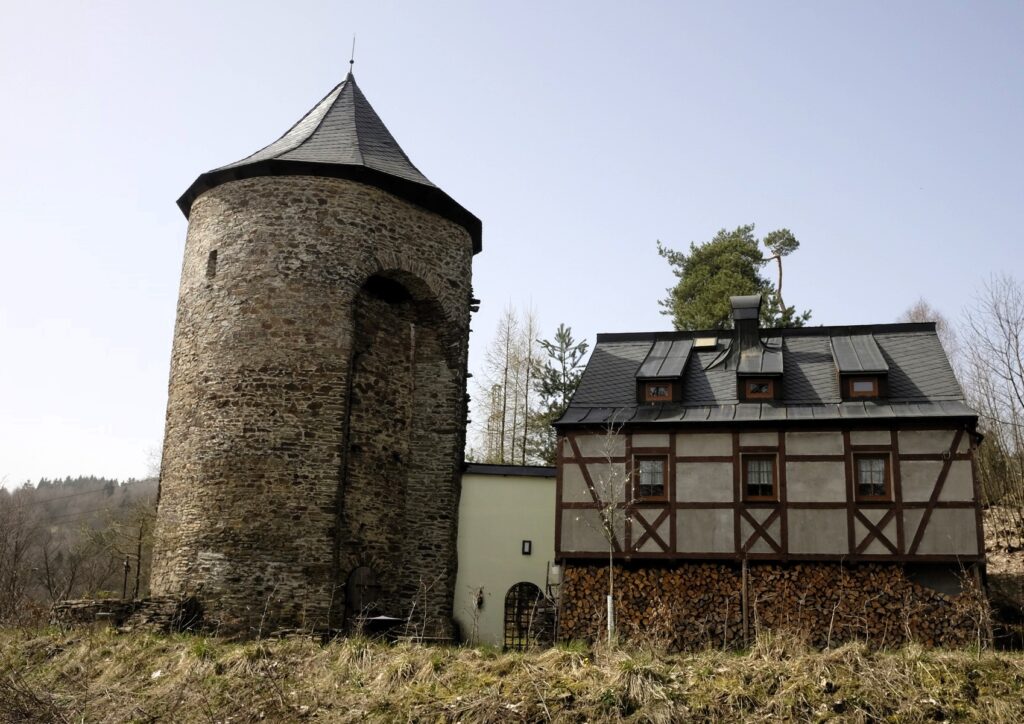 Zřícenina hradu Freudenstein (Šlikův hrádek) – strážce stříbrného bohatství Jáchymova