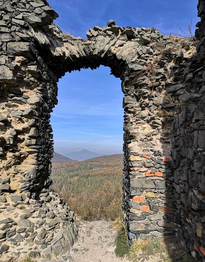 Zřícenina hradu Košťálov – dramatická silueta na skalní kupě v Českém středohoří