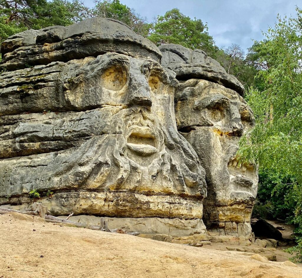 Čertovy hlavy – monumentální skalní reliéfy na Kokořínsku