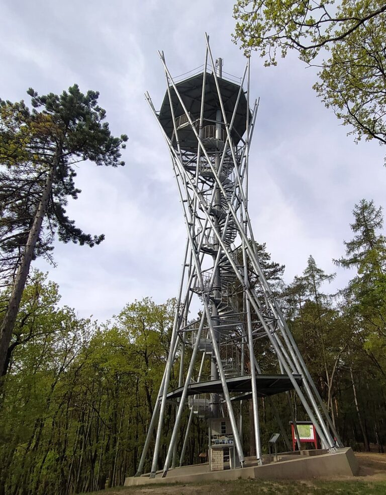 Rozhledna Korunka – moderní šikmá věž u Prahy s volným vstupem