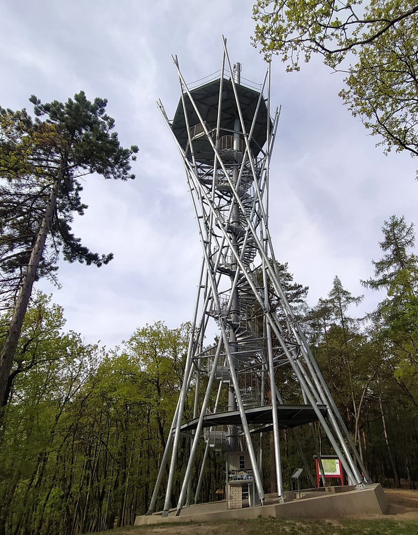 Rozhledna Korunka – moderní šikmá věž u Prahy s volným vstupem