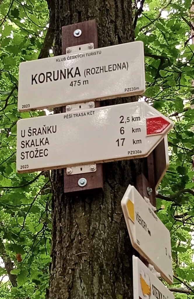 Rozhledna Korunka – moderní šikmá věž u Prahy s volným vstupem