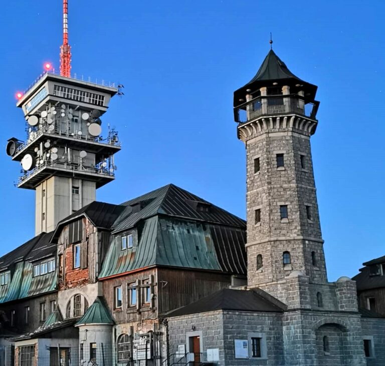 Rozhledna Klínovec – historická kamenná dominanta nejvyšší hory Krušných hor