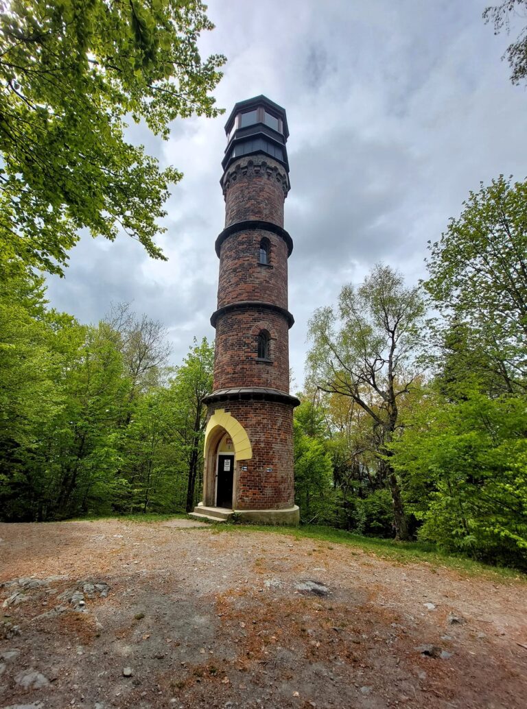 Rozhledna Kopanina — cihlová věž s výhledem na Český ráj