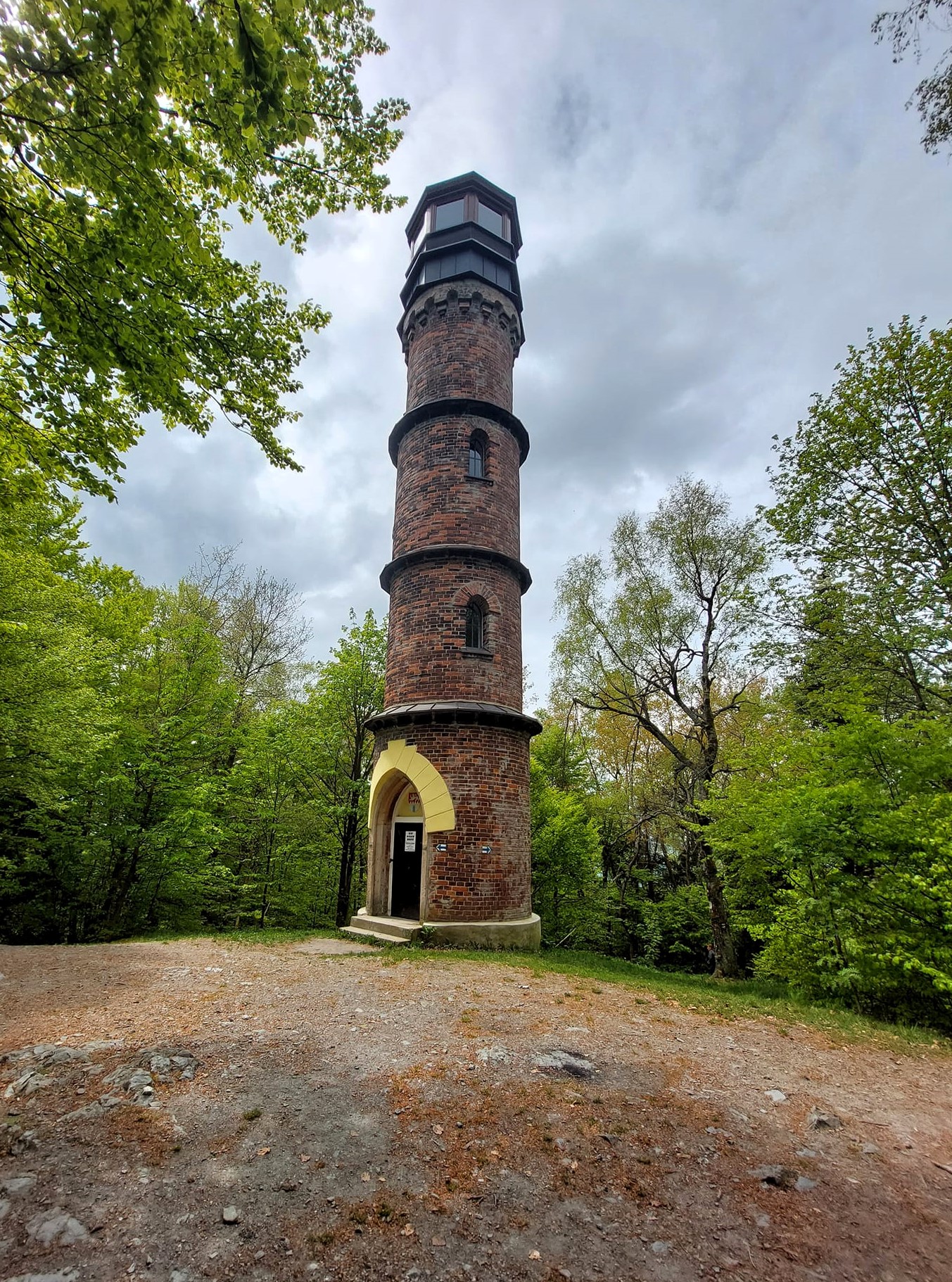 Rozhledna Kopanina — cihlová věž s výhledem na Český ráj
