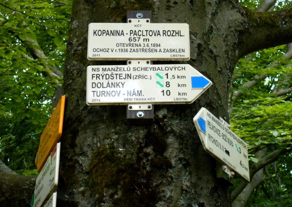 Rozhledna Kopanina — cihlová věž s výhledem na Český ráj