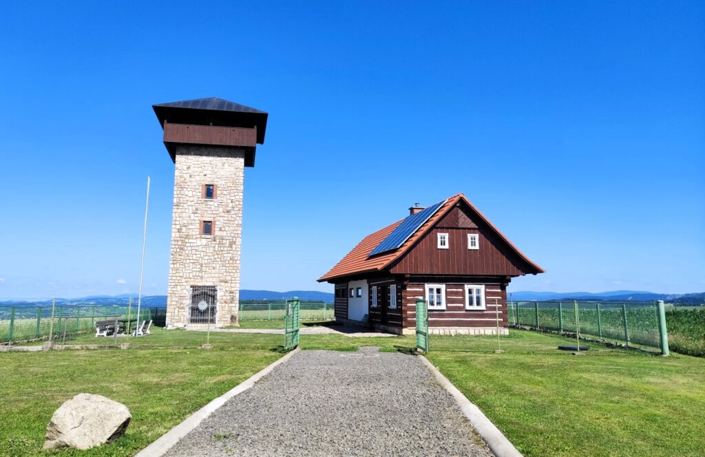 Rozhledna U Borovice – krásné výhledy na Krkonoše i Český ráj