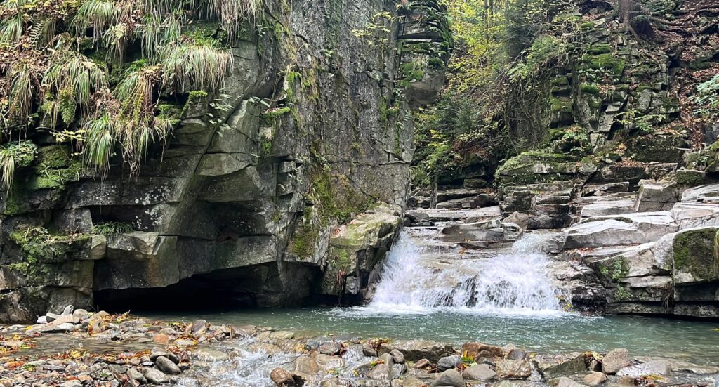 Satinský vodopád – přírodní perla Beskyd ukrytá v malebném údolí potoka Satina