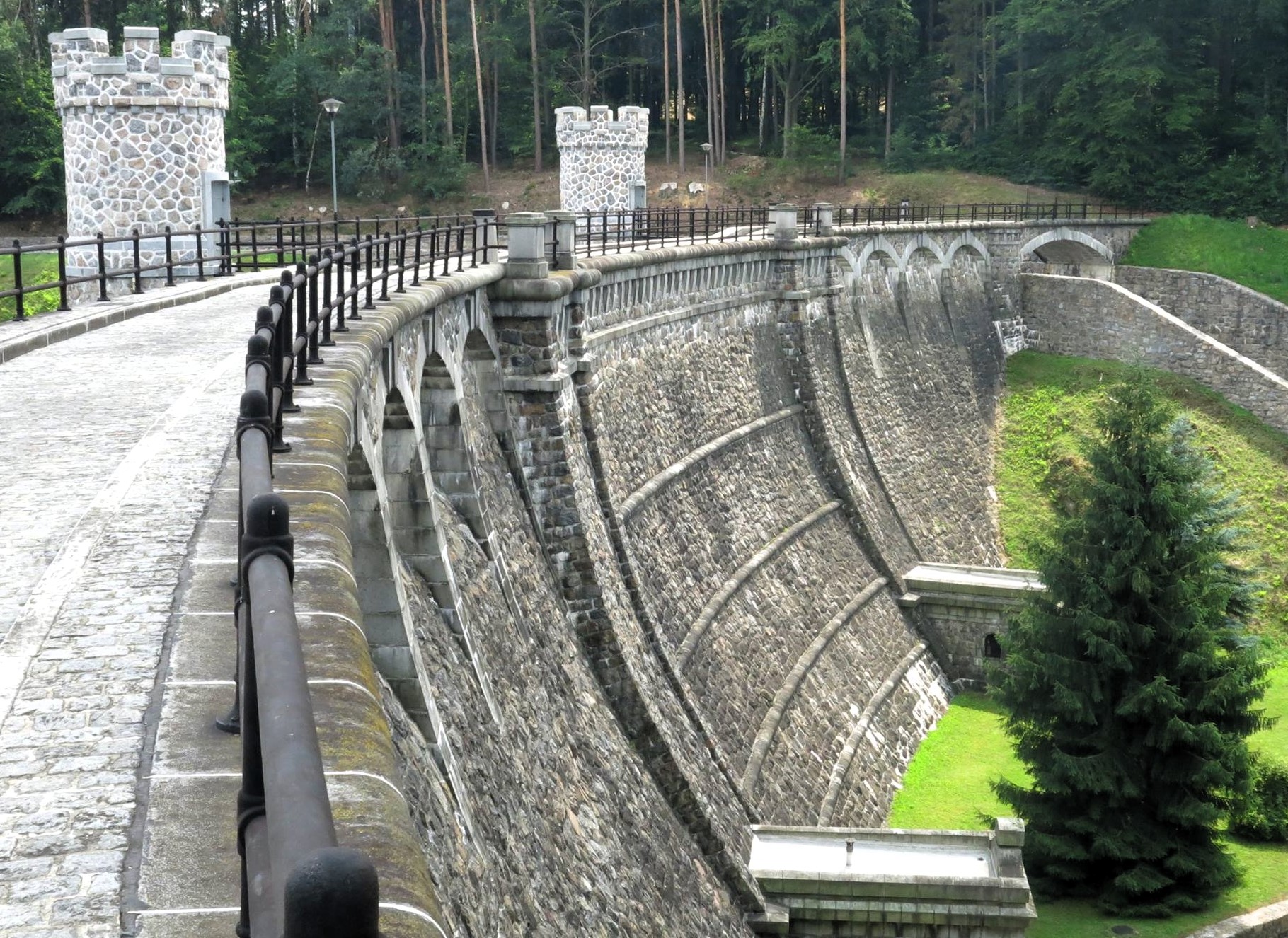 Vodní nádrž Pařížov – technický unikát ukrytý v údolí Doubravy
