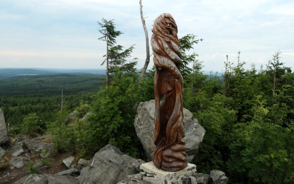 Meluzína (1097 m) – čtvrtá nejvyšší hora české části Krušných hor s unikátními eklogity