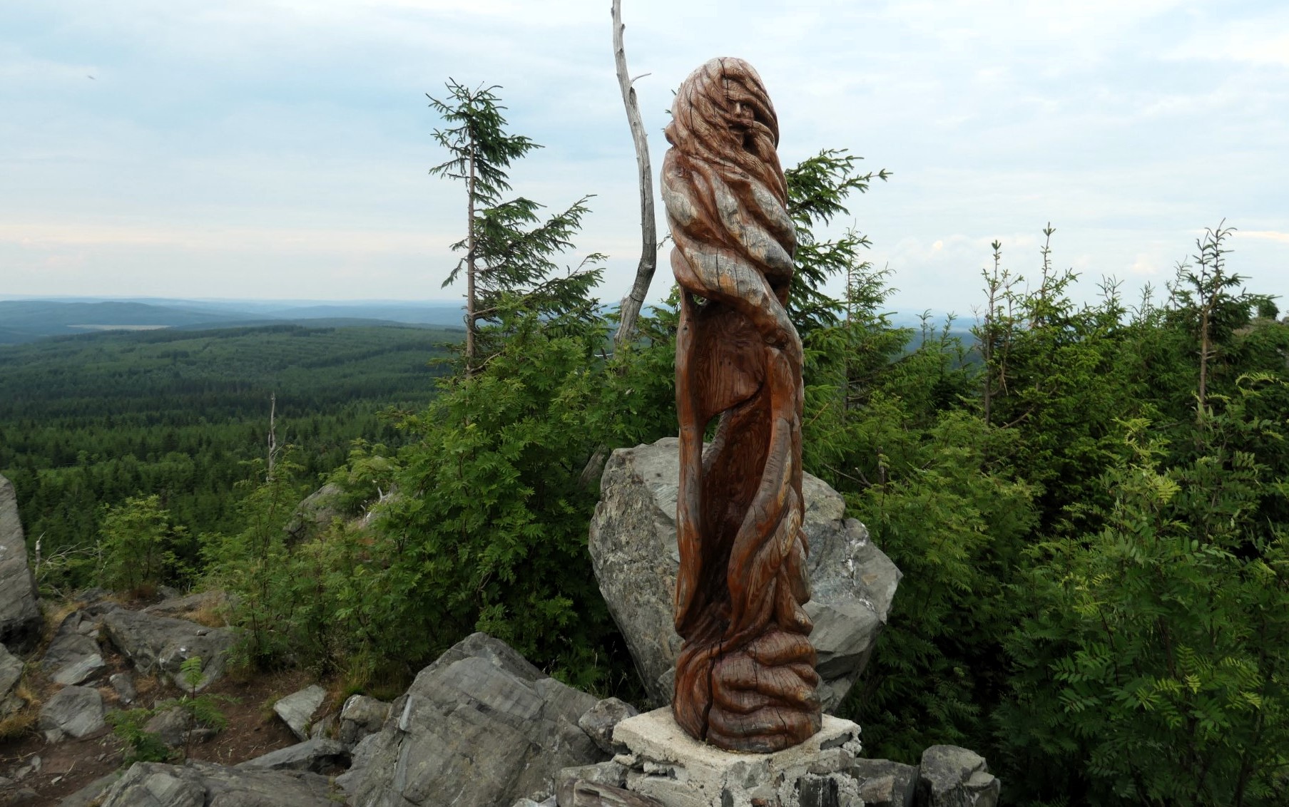 Meluzína (1097 m) – čtvrtá nejvyšší hora české části Krušných hor s unikátními eklogity