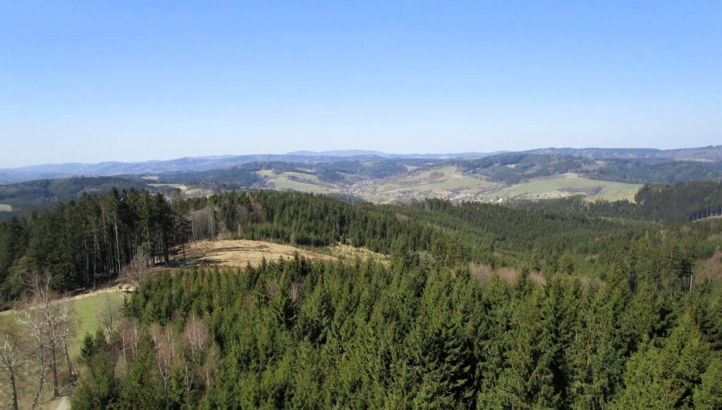 Rozhledna Vartovna – „valašská Eiffelovka“ s panoramaty Beskyd i slovenských hor