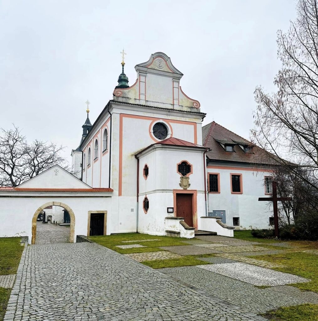 Zámek Dobřichovice – renesanční sídlo křižovníků s červenou hvězdou na břehu Berounky