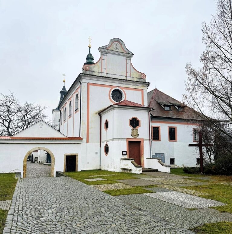 Zámek Dobřichovice – renesanční sídlo křižovníků s červenou hvězdou na břehu Berounky