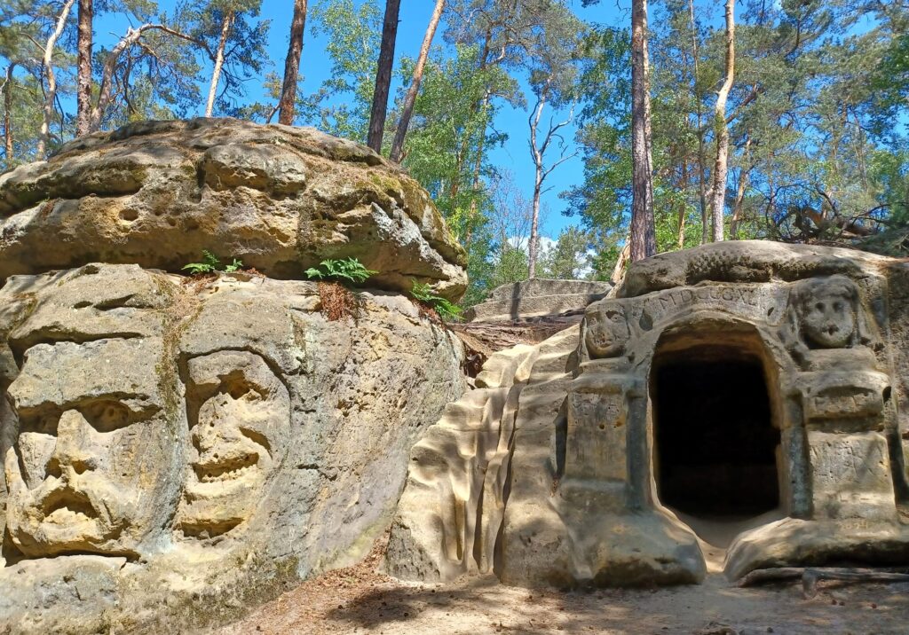 Čertovy hlavy – monumentální skalní reliéfy na Kokořínsku
