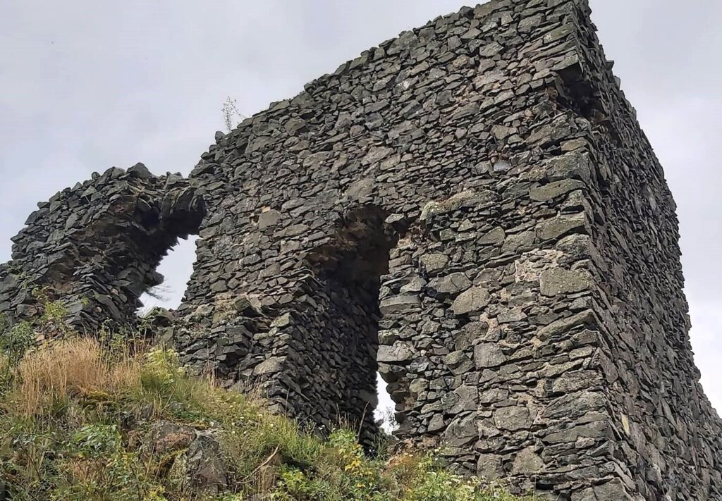 Zřícenina hradu Košťálov – dramatická silueta na skalní kupě v Českém středohoří