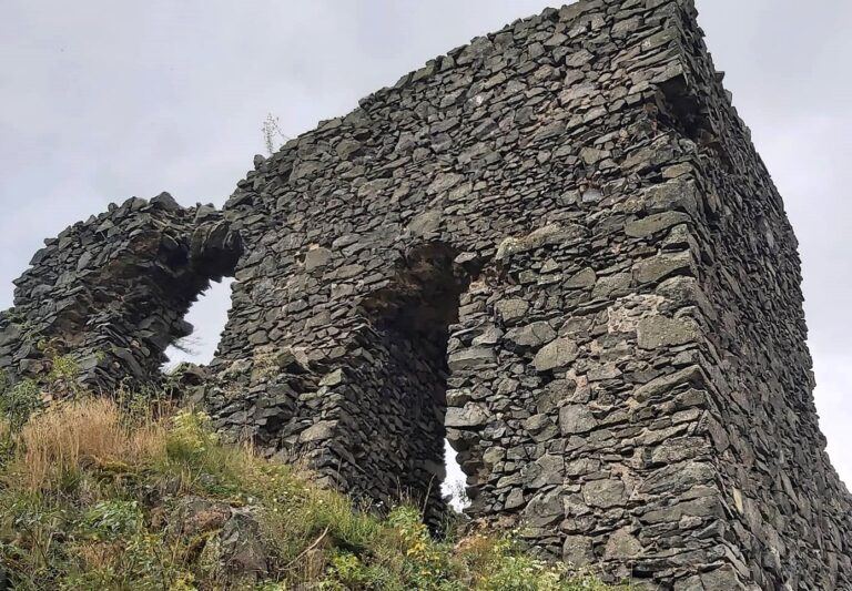 Zřícenina hradu Košťálov – dramatická silueta na skalní kupě v Českém středohoří