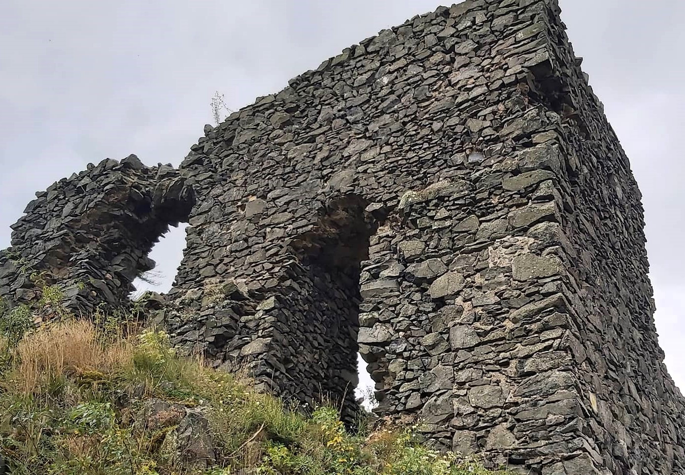 Zřícenina hradu Košťálov – dramatická silueta na skalní kupě v Českém středohoří