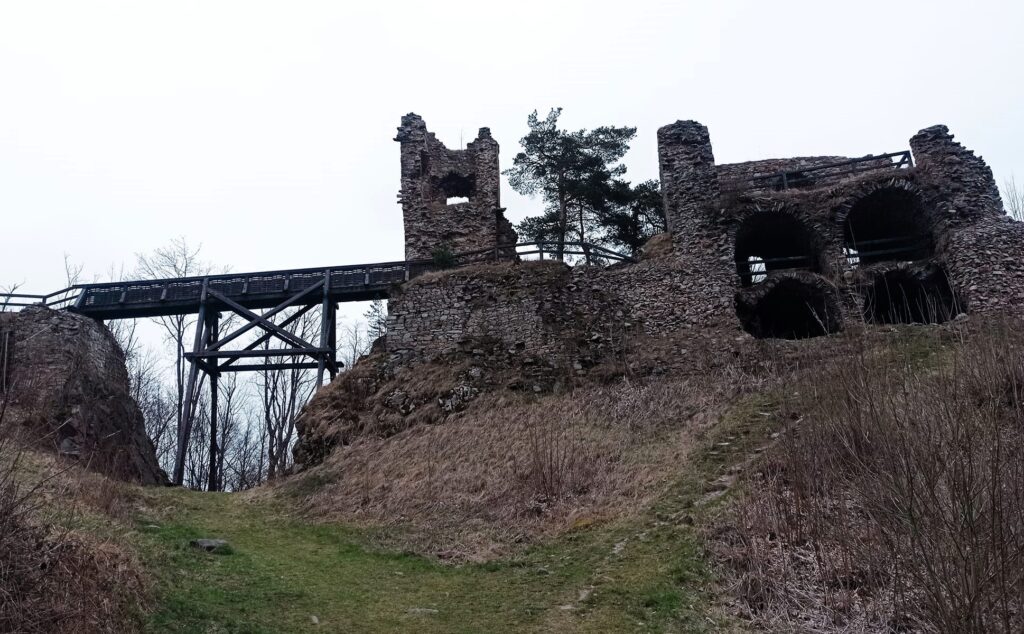 Zřícenina hradu Zubštejn – král romantických hradních trosek na Vysočině