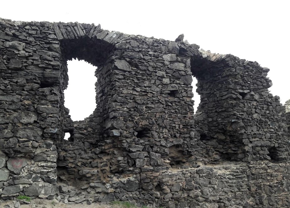 Zřícenina hradu Košťálov – dramatická silueta na skalní kupě v Českém středohoří