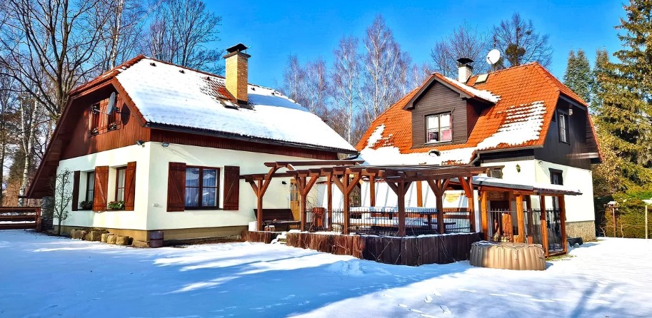 Zrekonstruovaná chalupa ve Frýdlantu nad Ostravicí: vlastní sauna, vířivka, řeka a Beskydy na dosah