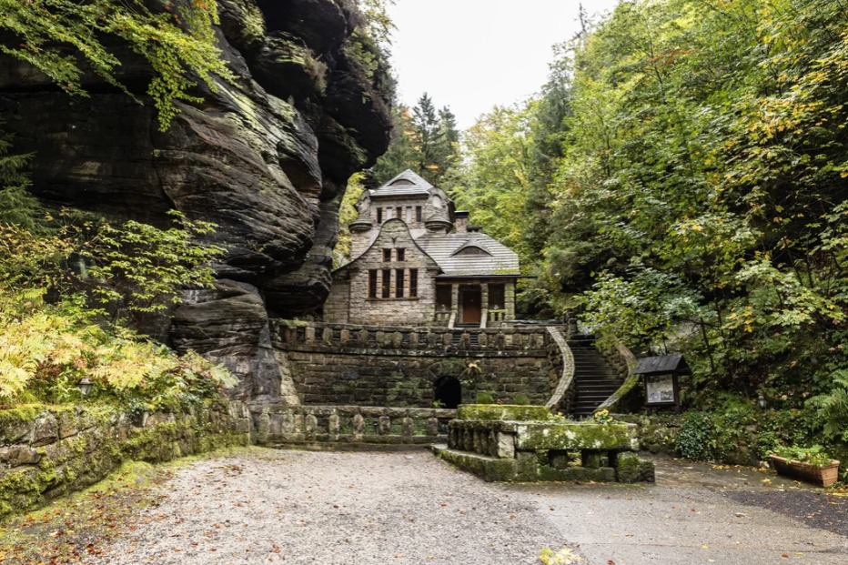 Pobyt v tajuplné Staré plynárně v Hřensku: romantika, tajemno a brána do Českého Švýcarska