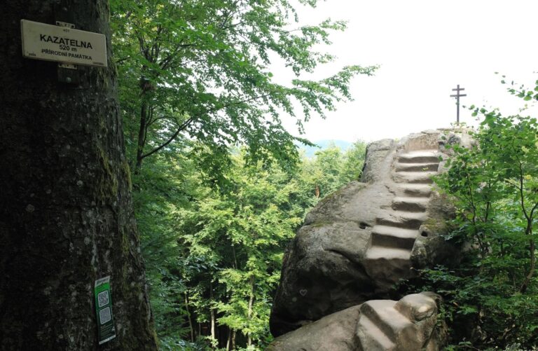 Přírodní památka Kazatelna u Koryčan – tichý skalní strážce Chřibů