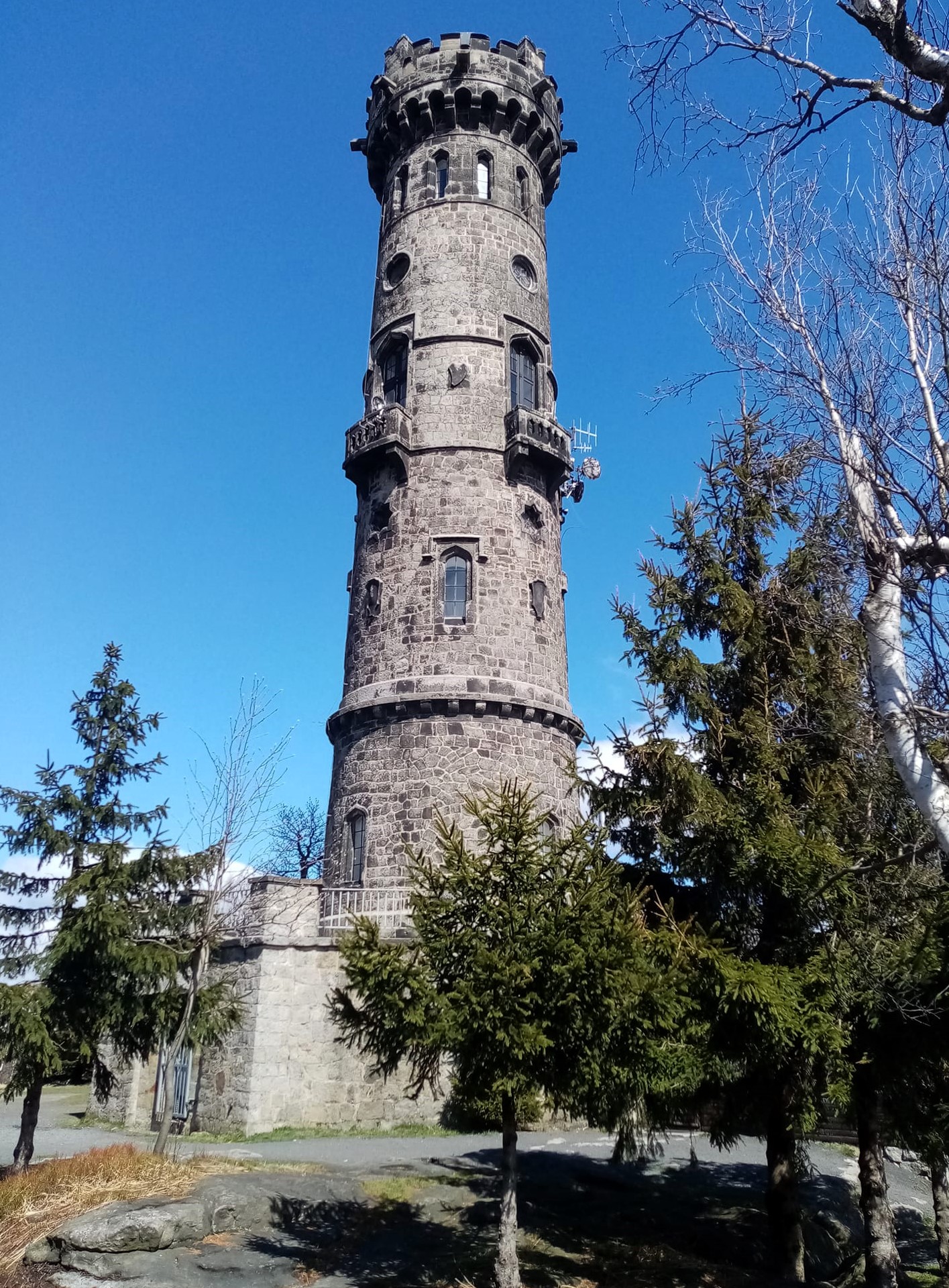 Rozhledna Děčínský Sněžník – výhledy, turistické trasy, cyklostezky a zimní běžkování