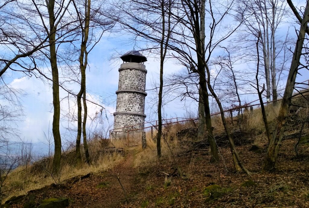 Rozhledna Bučina u Kyselky – zapomenutý výhled nad údolím Ohře, který znovu ožil