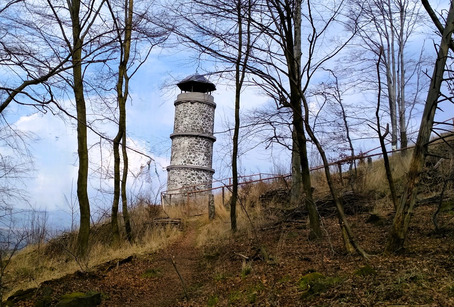 Rozhledna Bučina u Kyselky – zapomenutý výhled nad údolím Ohře, který znovu ožil