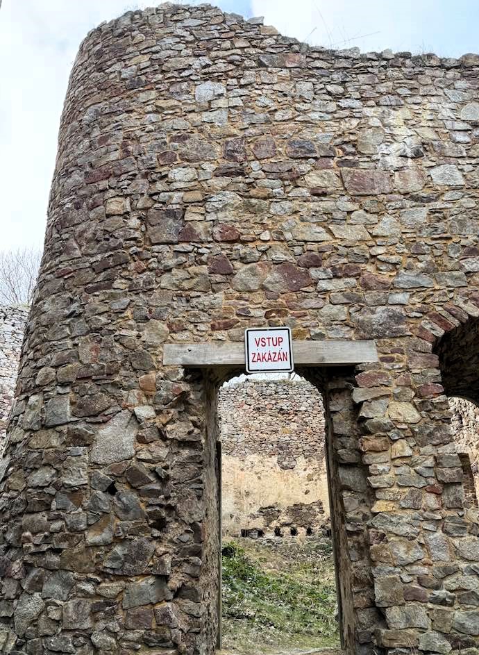 Zřícenina hradu Valdek – historický hrad uprostřed CHKO Brdy