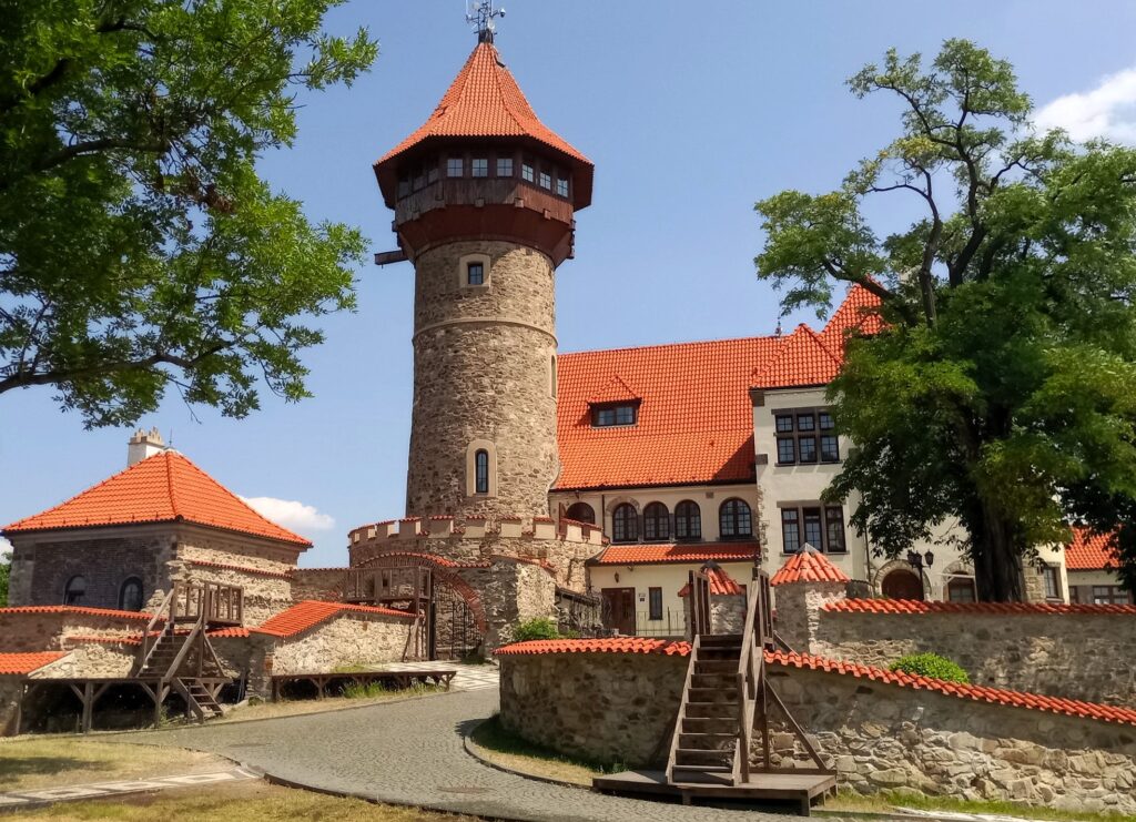 Objevte hrad Hněvín nad Mostem – historii, vyhlídkovou věž, alchymistickou expozici Edwarda Kelleyho i ferratu. Kompletní průvodce návštěvou.