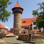 Objevte hrad Hněvín nad Mostem – historii, vyhlídkovou věž, alchymistickou expozici Edwarda Kelleyho i ferratu. Kompletní průvodce návštěvou.