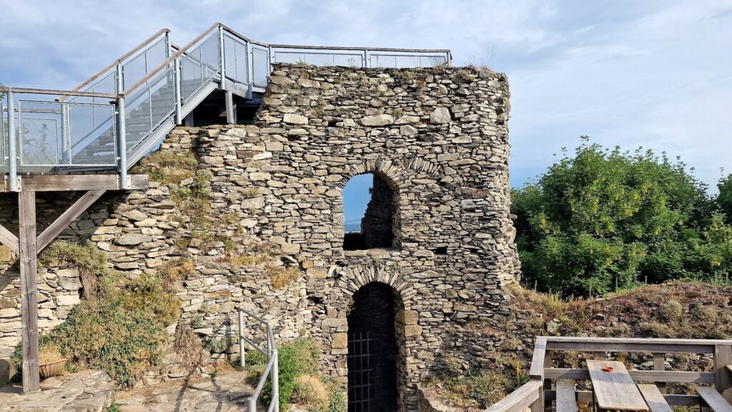 Zřícenina hradu Tolštejn – historická dominanta s výhledem na Lužické hory