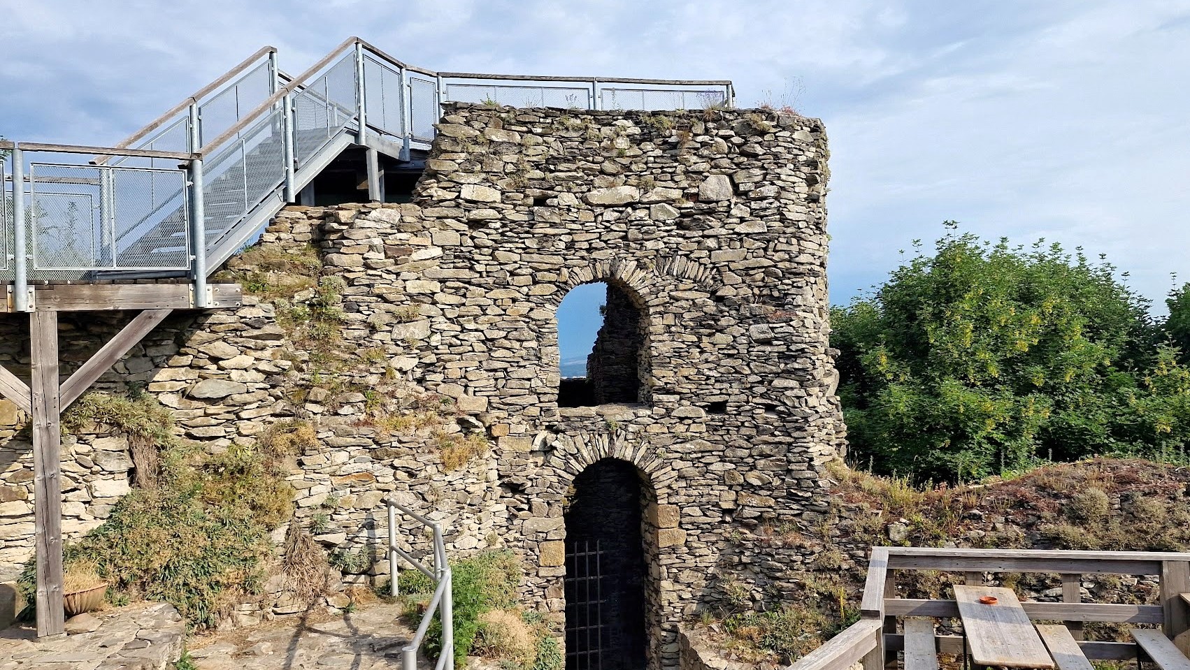 Zřícenina hradu Tolštejn – historická dominanta s výhledem na Lužické hory