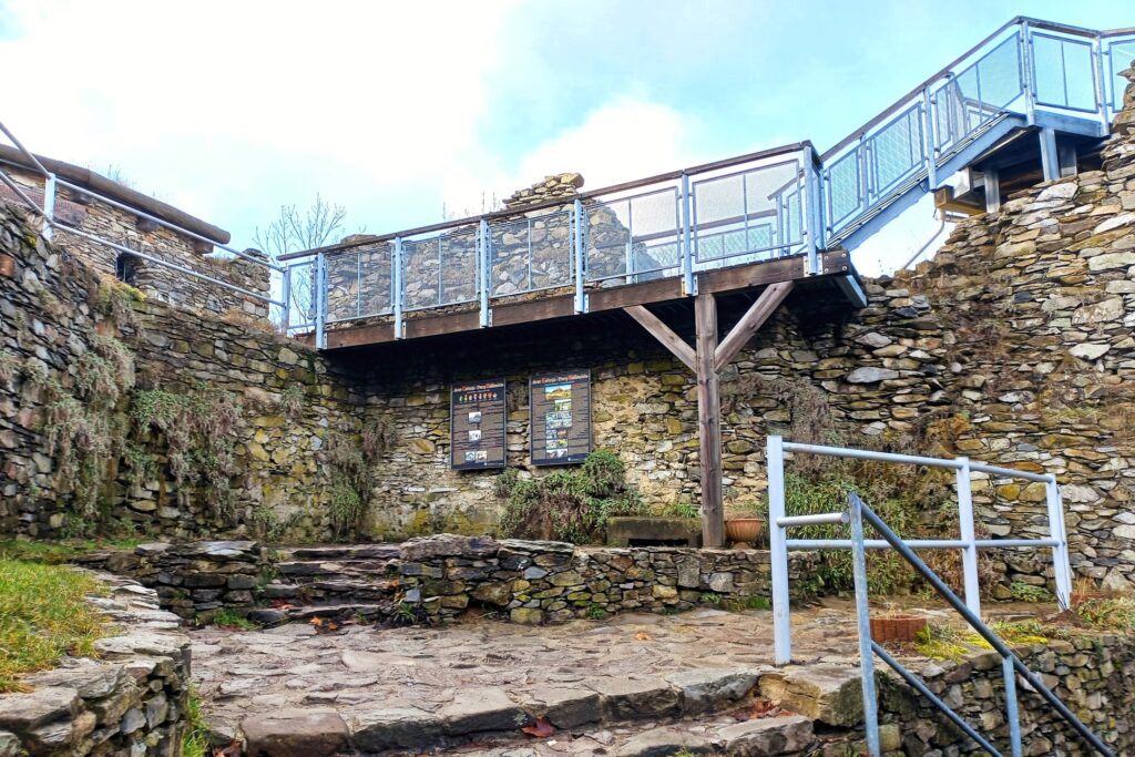 Zřícenina hradu Tolštejn – historická dominanta s výhledem na Lužické hory