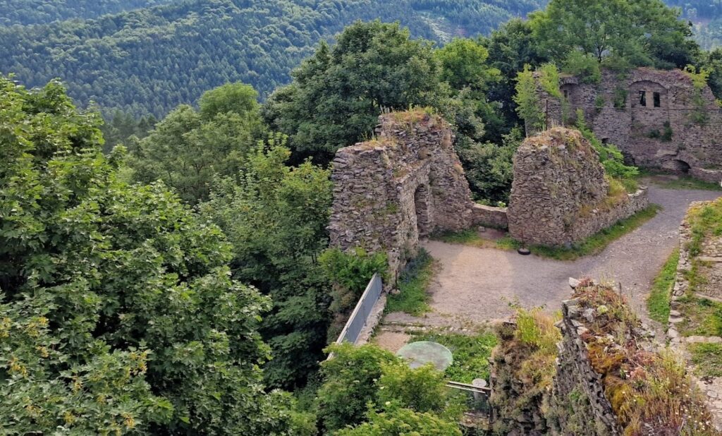 Zřícenina hradu Tolštejn – historická dominanta s výhledem na Lužické hory