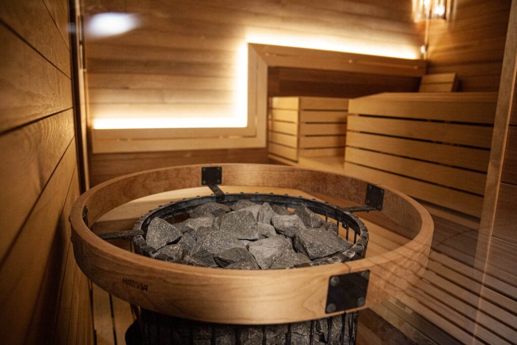 Hotel KRAS Jedovnice: pohodové ubytování u rybníka Olšovec v srdci Moravského krasu