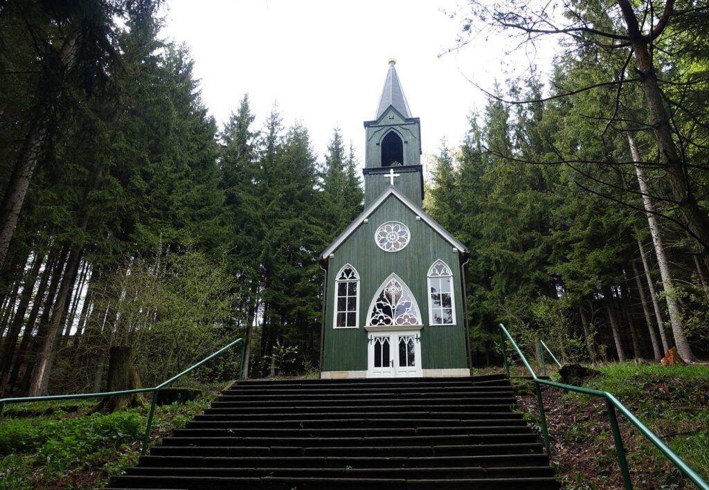 Ticháčkova kaple – tajemné poutní místo ukryté v lesích Broumovska