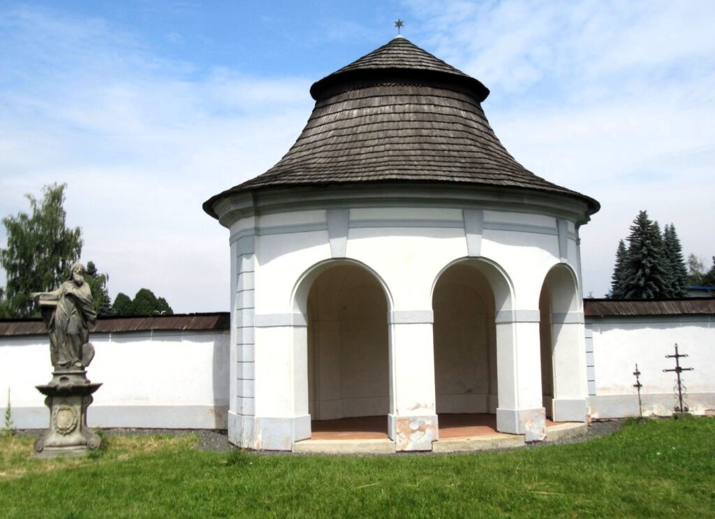 Dolní hřbitov ve Žďáru nad Sázavou – tajemná barokní památka od geniálního architekta Santiniho